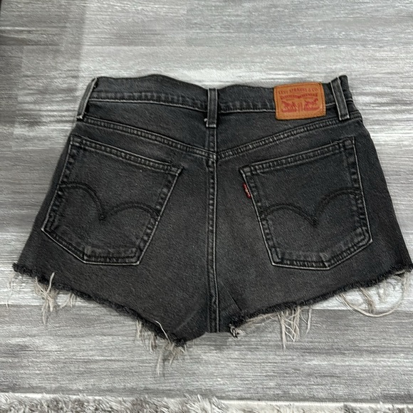 Size 27 Levi shorts! - Picture 2 of 2